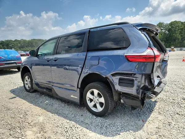5TDKZ3DC5HS823908 2017 TOYOTA SIENNA - Image 2