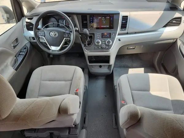 5TDKZ3DC5HS823908 2017 TOYOTA SIENNA - Image 8