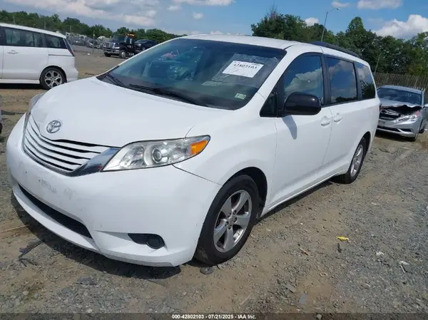 5TDKZ3DC5HS826355 2017 TOYOTA SIENNA - Image 2