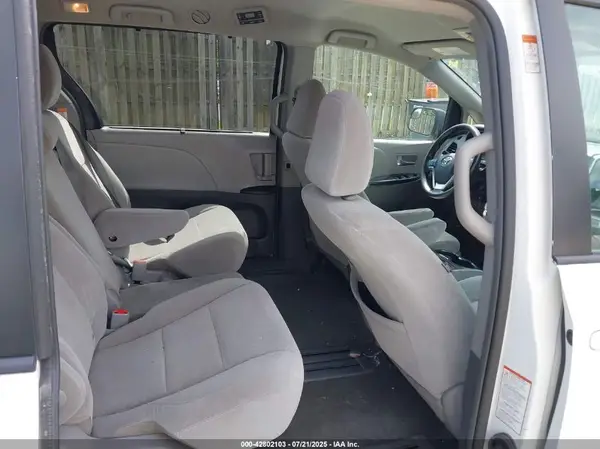 5TDKZ3DC5HS826355 2017 TOYOTA SIENNA - Image 8