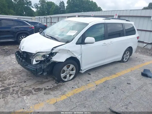 5TDKZ3DC5HS827649 2017 TOYOTA SIENNA - Image 2
