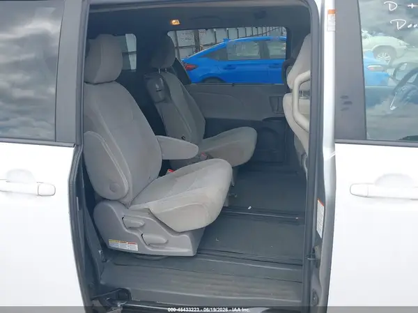 5TDKZ3DC5HS827649 2017 TOYOTA SIENNA - Image 8