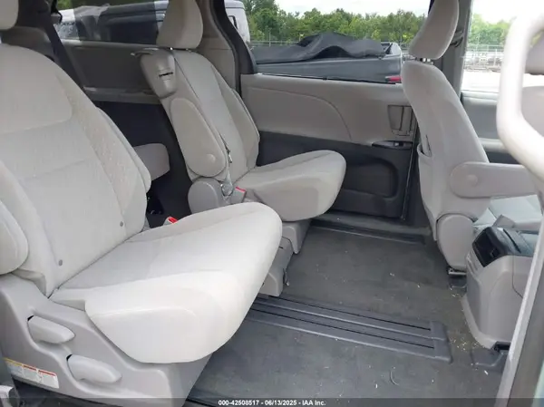 5TDKZ3DC5HS831376 2017 TOYOTA SIENNA - Image 8