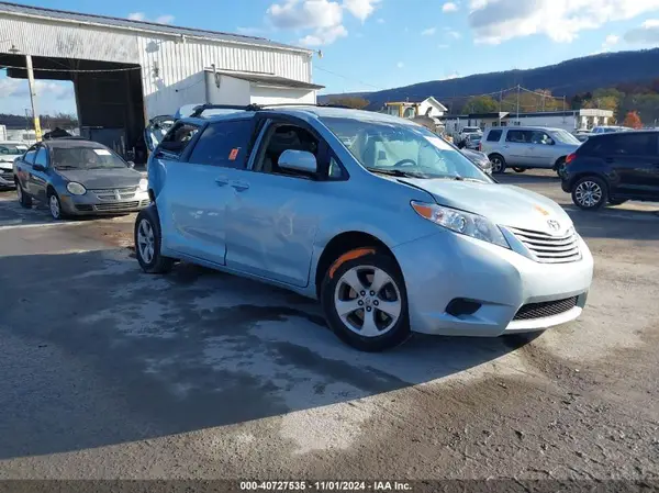 5TDKZ3DC5HS834410 2017 TOYOTA SIENNA - Image 1