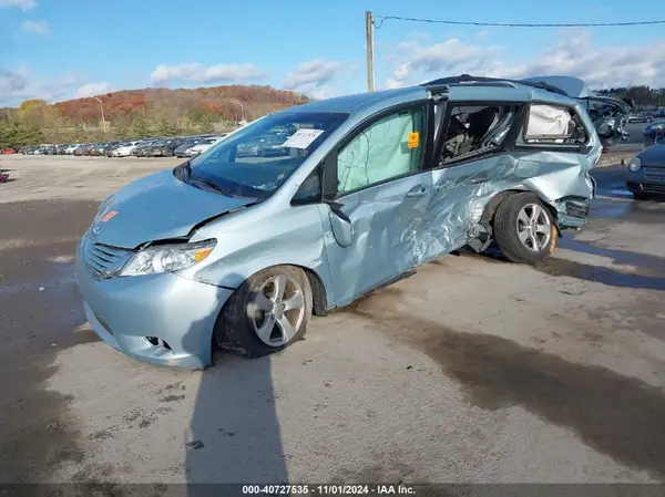 5TDKZ3DC5HS834410 2017 TOYOTA SIENNA - Image 2