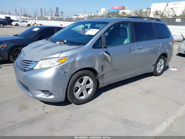 5TDKZ3DC5HS834603 2017 TOYOTA SIENNA - Image 2