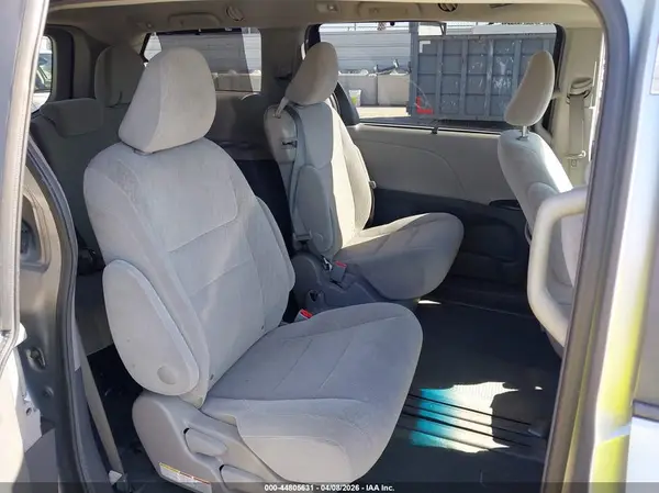 5TDKZ3DC5HS834603 2017 TOYOTA SIENNA - Image 8