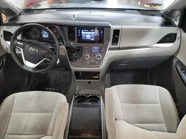 5TDKZ3DC5HS842023 2017 TOYOTA SIENNA - Image 8