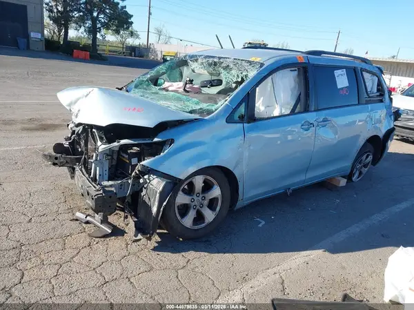 5TDKZ3DC5HS842085 2017 TOYOTA SIENNA - Image 2