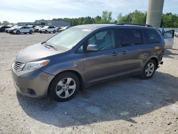 5TDKZ3DC5HS842118 2017 TOYOTA SIENNA - Image 1