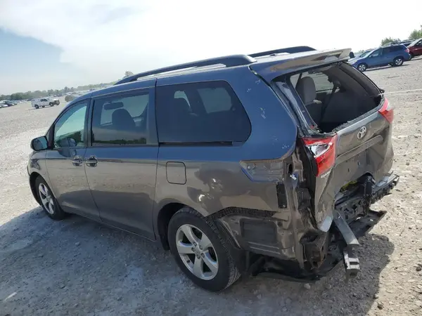 5TDKZ3DC5HS842118 2017 TOYOTA SIENNA - Image 2