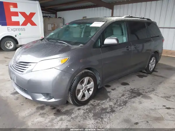 5TDKZ3DC5HS843057 2017 TOYOTA SIENNA - Image 2