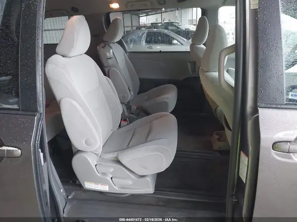 5TDKZ3DC5HS843057 2017 TOYOTA SIENNA - Image 8