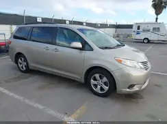 5TDKZ3DC5HS843687 2017 TOYOTA SIENNA