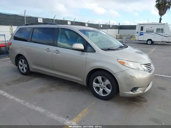 5TDKZ3DC5HS843687 2017 TOYOTA SIENNA - Image 1