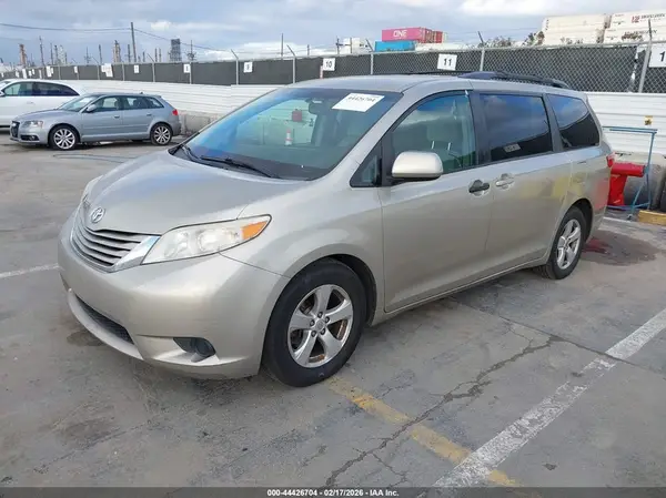 5TDKZ3DC5HS843687 2017 TOYOTA SIENNA - Image 2