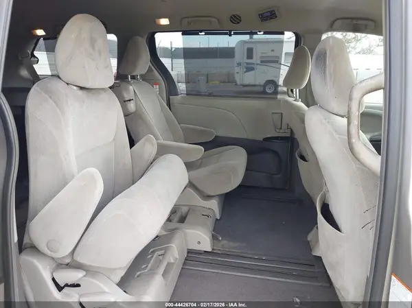 5TDKZ3DC5HS843687 2017 TOYOTA SIENNA - Image 8