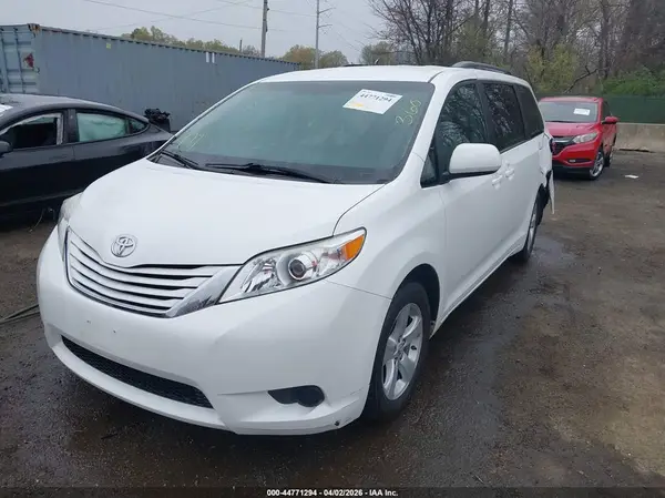 5TDKZ3DC5HS845391 2017 TOYOTA SIENNA - Image 2