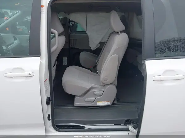 5TDKZ3DC5HS845391 2017 TOYOTA SIENNA - Image 8