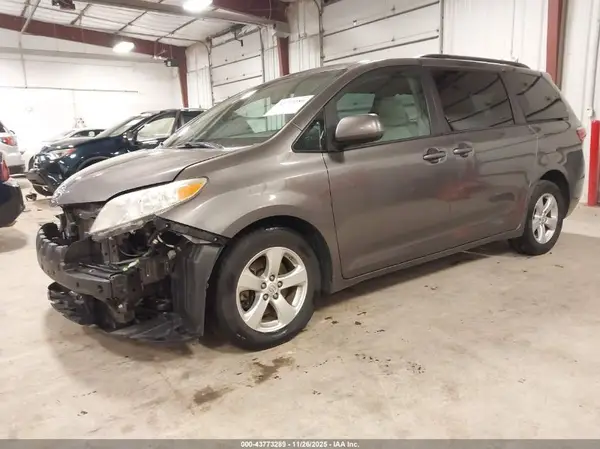 5TDKZ3DC5HS849778 2017 TOYOTA SIENNA - Image 2