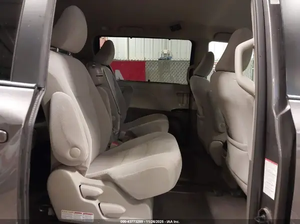 5TDKZ3DC5HS849778 2017 TOYOTA SIENNA - Image 8