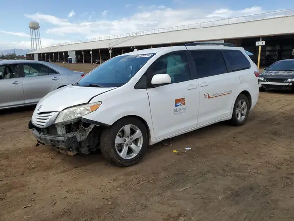 5TDKZ3DC5HS850722 2017 TOYOTA SIENNA - Image 1