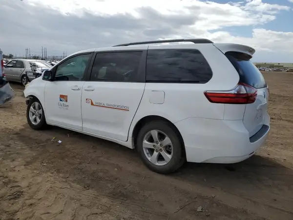 5TDKZ3DC5HS850722 2017 TOYOTA SIENNA - Image 2