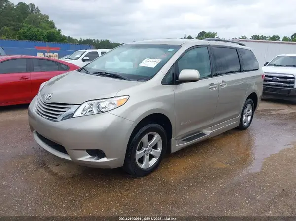 5TDKZ3DC5HS857766 2017 TOYOTA SIENNA - Image 2