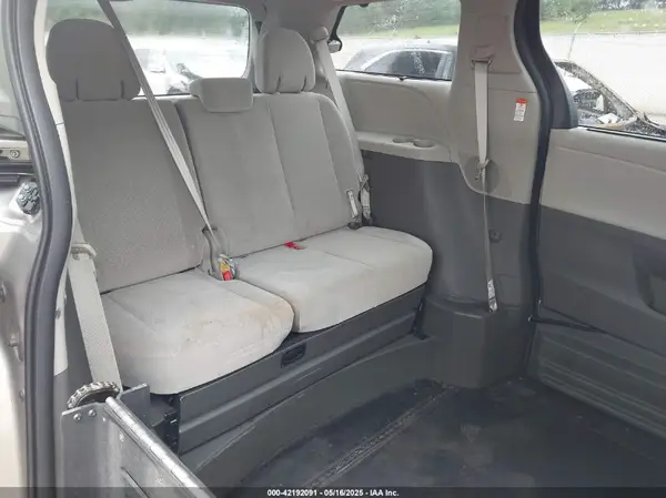 5TDKZ3DC5HS857766 2017 TOYOTA SIENNA - Image 8