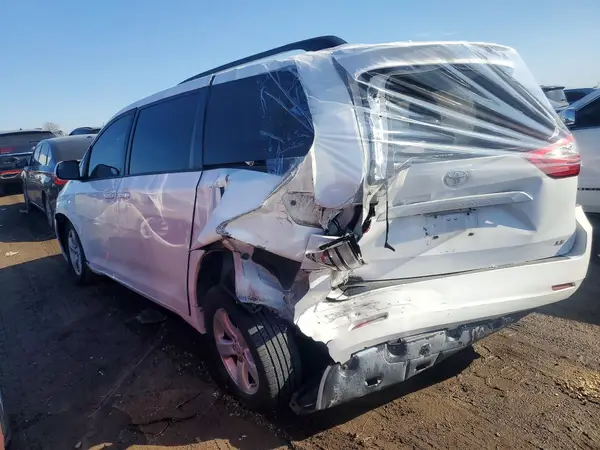 5TDKZ3DC5HS858674 2017 TOYOTA SIENNA - Image 2