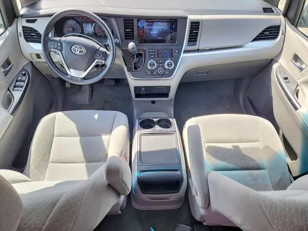 5TDKZ3DC5HS859579 2017 TOYOTA SIENNA - Image 8