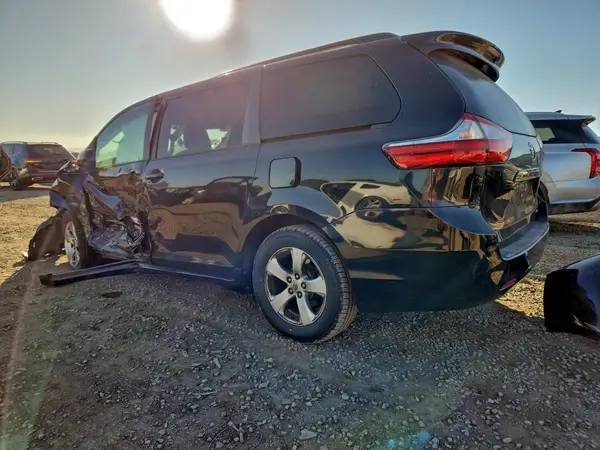 5TDKZ3DC5HS860876 2017 TOYOTA SIENNA - Image 2