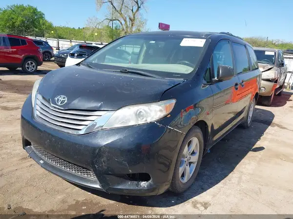 5TDKZ3DC5HS860893 2017 TOYOTA SIENNA - Image 2