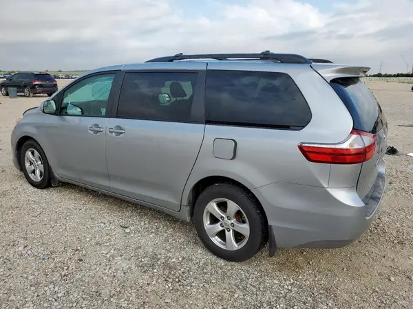 5TDKZ3DC5HS861042 2017 TOYOTA SIENNA - Image 2