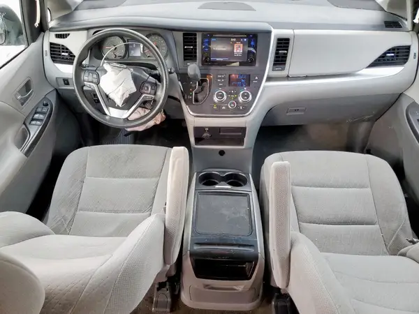 5TDKZ3DC5HS861042 2017 TOYOTA SIENNA - Image 8