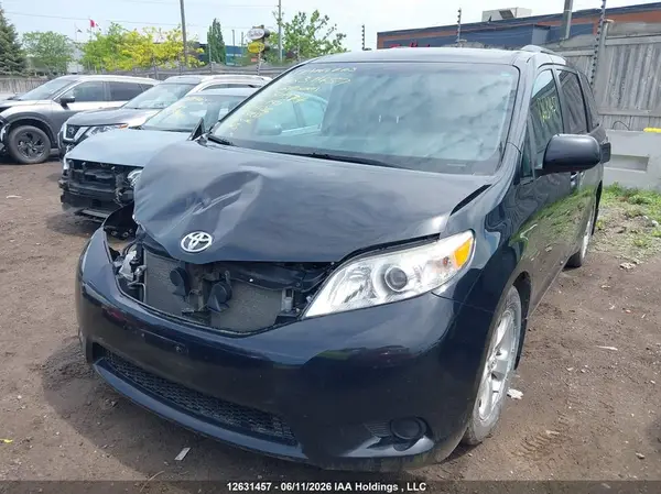 5TDKZ3DC5HS871974 2017 TOYOTA SIENNA - Image 2