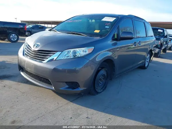 5TDKZ3DC5HS874793 2017 TOYOTA SIENNA - Image 2