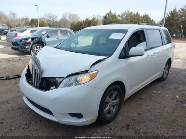 5TDKZ3DC5HS875927 2017 TOYOTA SIENNA - Image 2