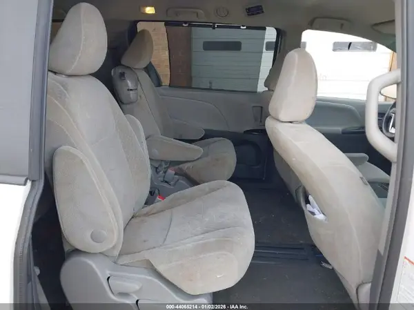 5TDKZ3DC5HS875927 2017 TOYOTA SIENNA - Image 8