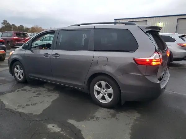 5TDKZ3DC5HS876138 2017 TOYOTA SIENNA - Image 2