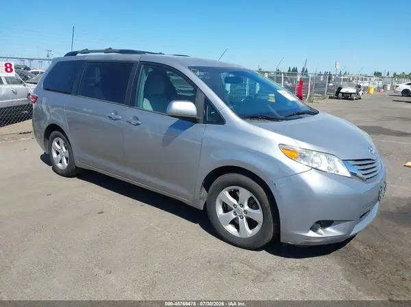 5TDKZ3DC5HS881078 2017 TOYOTA SIENNA - Image 1