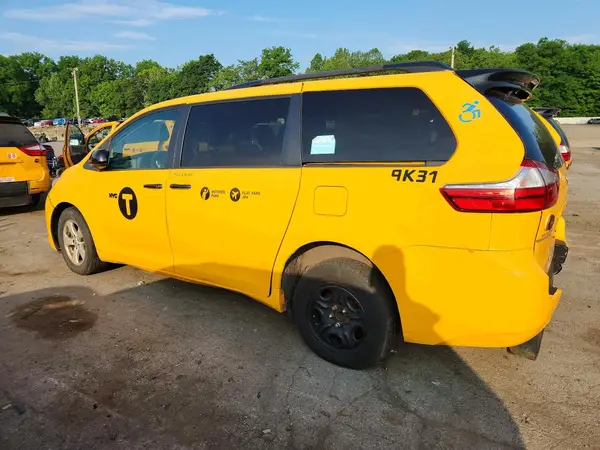 5TDKZ3DC5HS885275 2017 TOYOTA SIENNA - Image 2