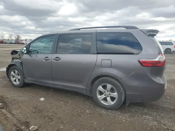 5TDKZ3DC5HS885566 2017 TOYOTA SIENNA - Image 2
