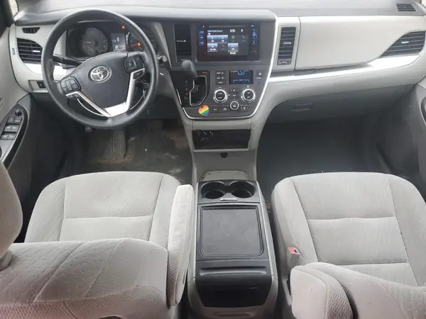 5TDKZ3DC5HS885566 2017 TOYOTA SIENNA - Image 8