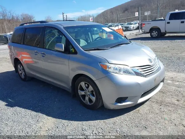 5TDKZ3DC5HS896194 2017 TOYOTA SIENNA - Image 1