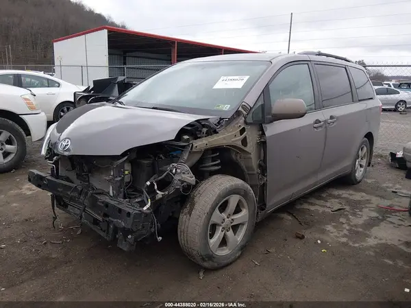 5TDKZ3DC5HS896793 2017 TOYOTA SIENNA - Image 2