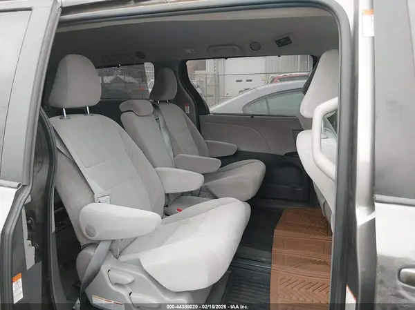 5TDKZ3DC5HS896793 2017 TOYOTA SIENNA - Image 8