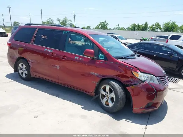 5TDKZ3DC5HS898933 2017 TOYOTA SIENNA - Image 1