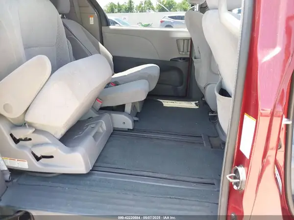 5TDKZ3DC5HS898933 2017 TOYOTA SIENNA - Image 8