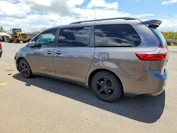 5TDKZ3DC5HS899337 2017 TOYOTA SIENNA - Image 2